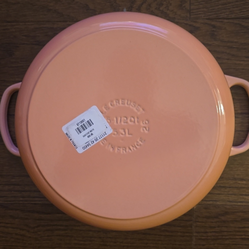 Le Creuset Signature Round Dutch Oven, 5.5 Qt., Color Pêche, Retail $434.95 USD - Picture 16 of 16